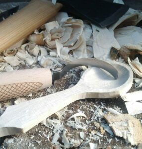 Holzlöffel und Schnitzmesser